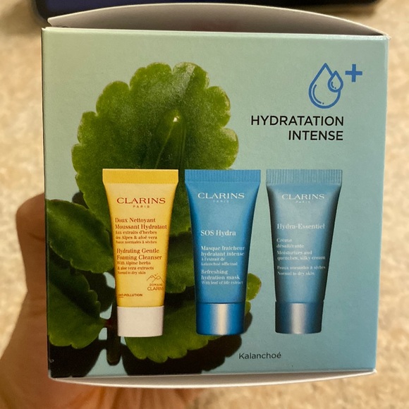 Free in bundle Clarins skincare kit - Picture 1 of 4